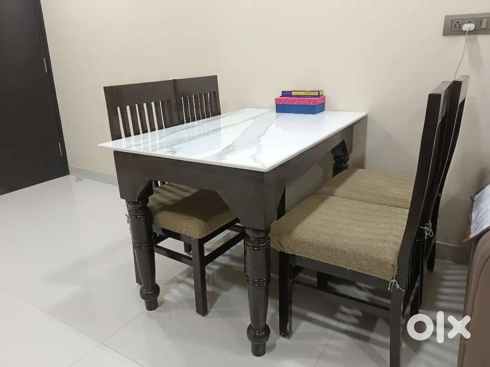 4-Seater Marble Top Dining Table Set – Excellent Condition (₹20,000)