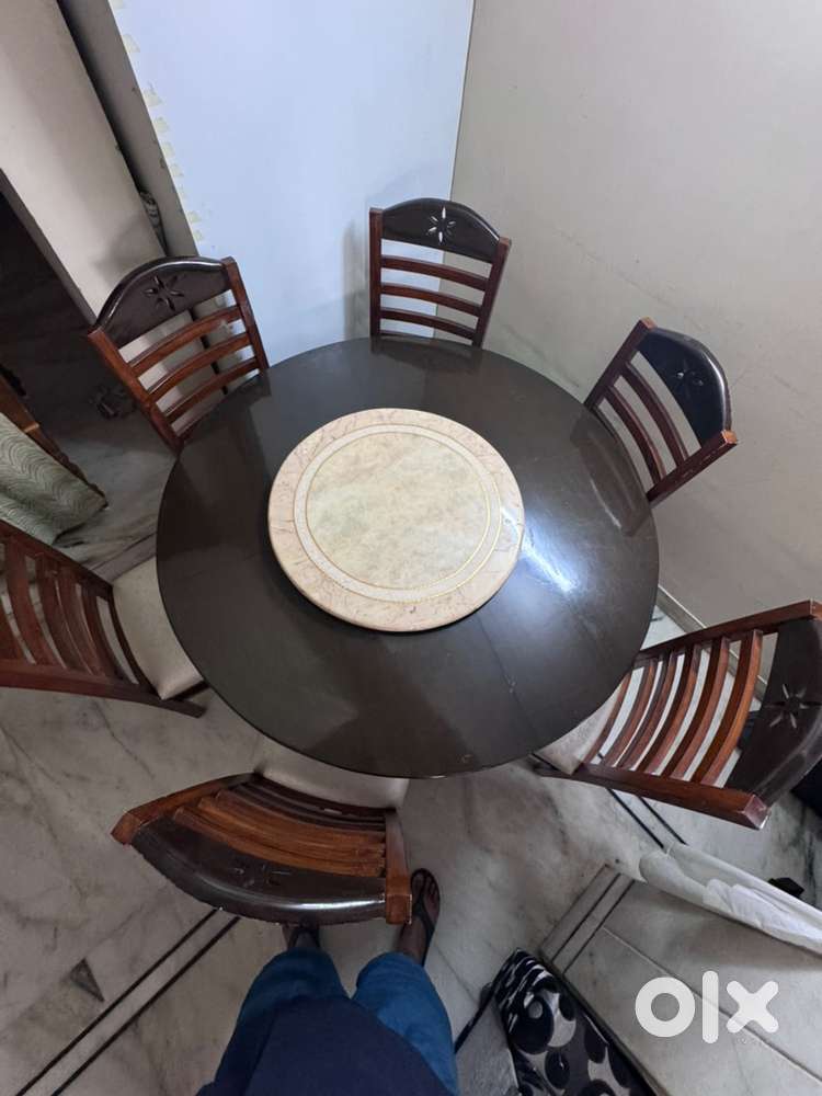 6 seater teak wood dinning table in very good condition.