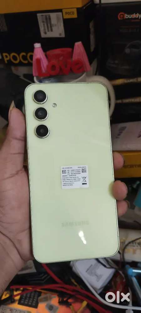 Sumsung A54 5G.. GB ram 8/256. room