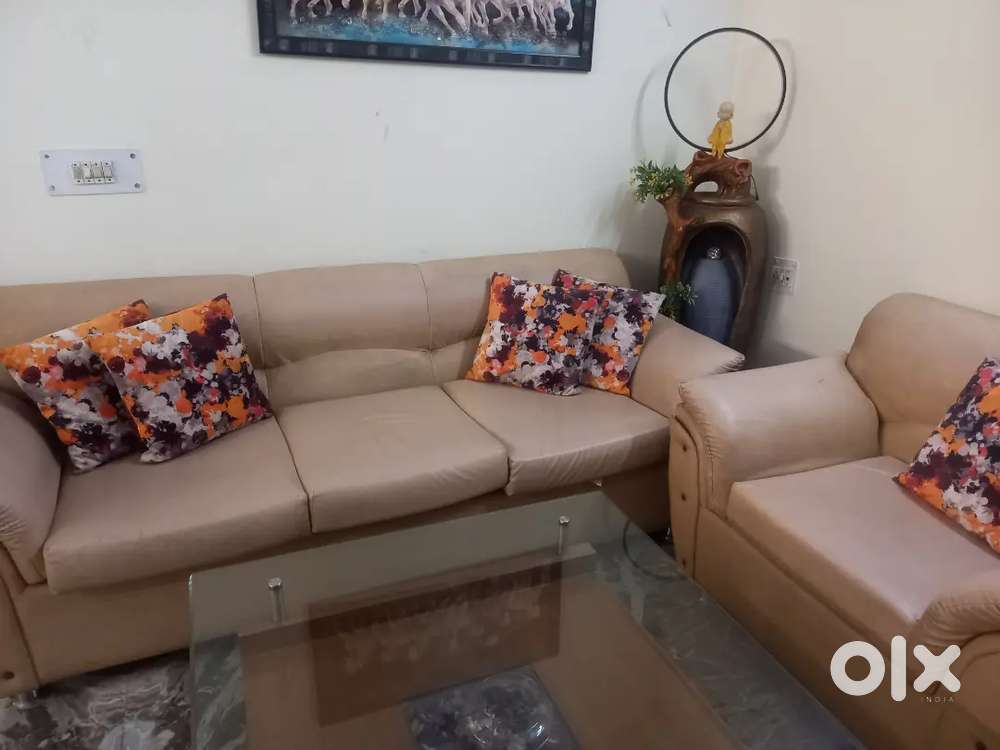 Beautiful 5 seater sofa with cushions