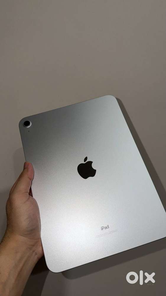 iPad 10th Generation – 64GB (Silver)  Excellent Condition