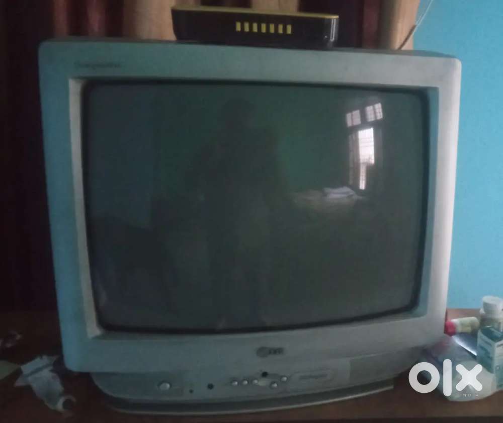 Lg tv old model in very very good condition with free set up box