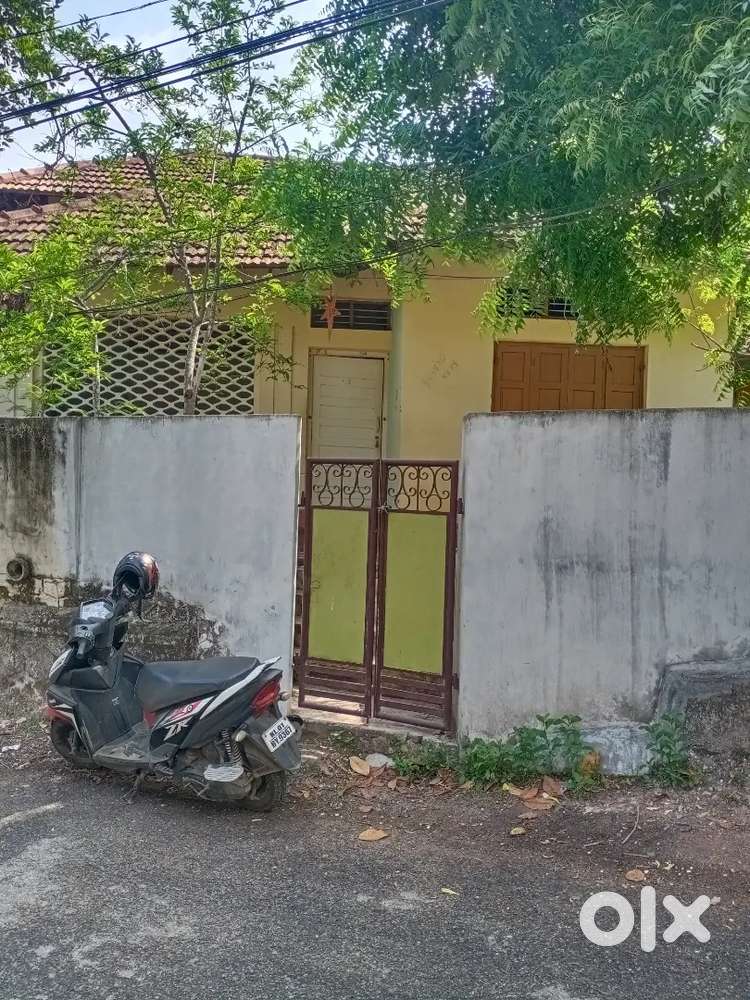 An old  house for near menilam, Thiruvallam,full compound wall .I