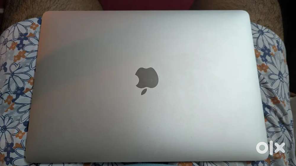 Mac book pro 13 inch brand new condition small flicker in display