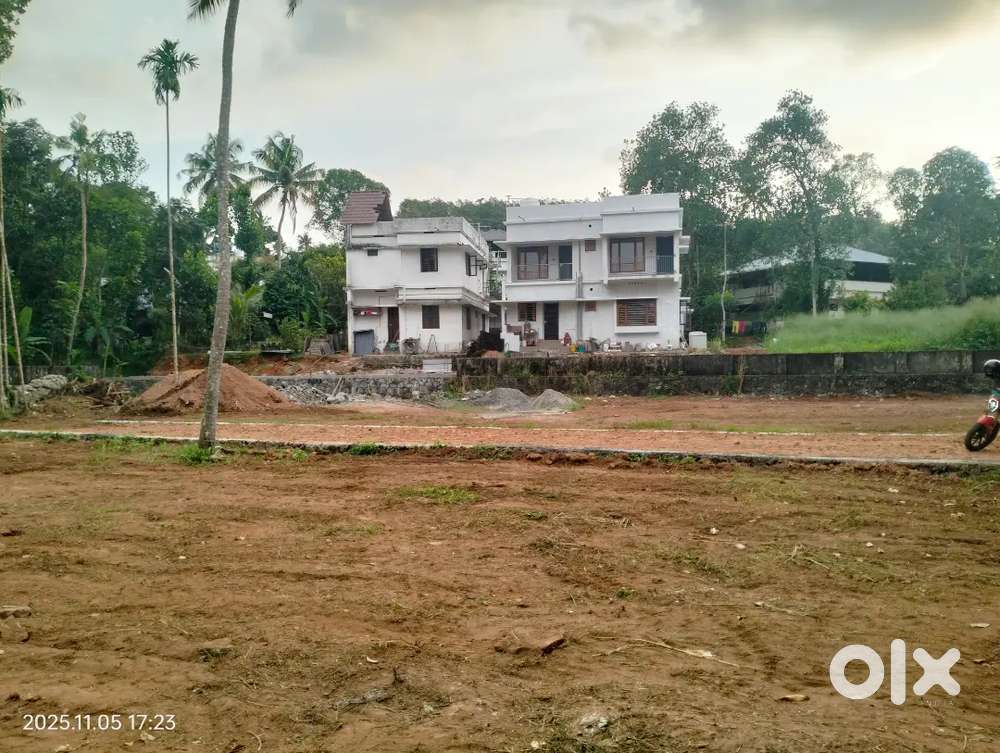 Infopark Thripunithura Thiruvankulam vennikulam town  plot for sale