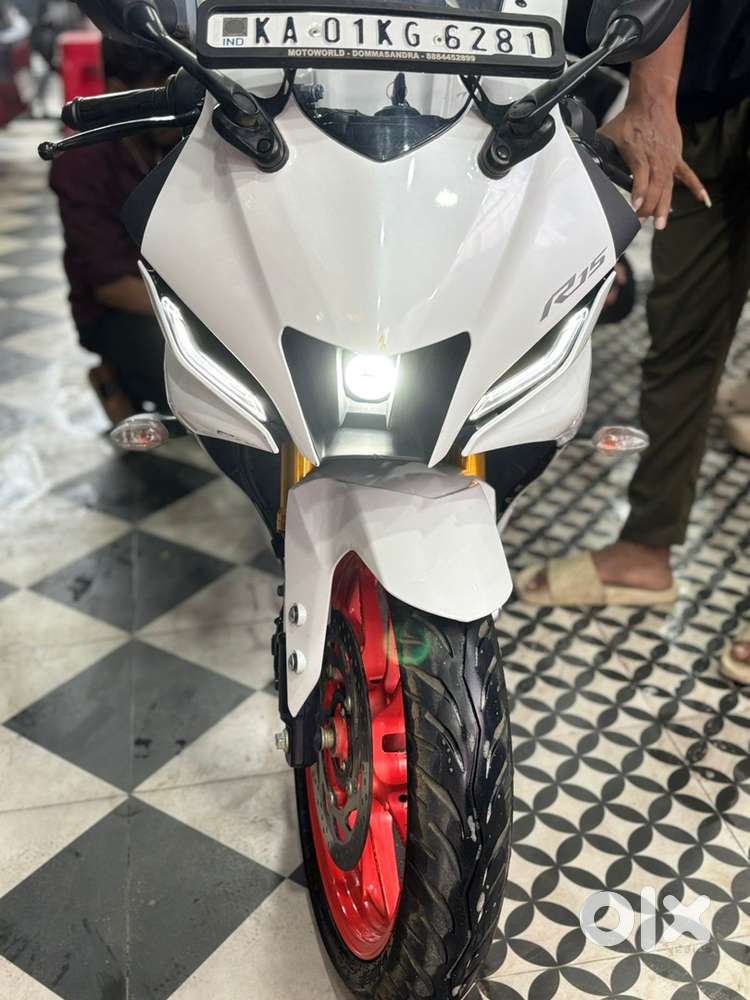 1 year old white yamaha R15 driven 8k km
