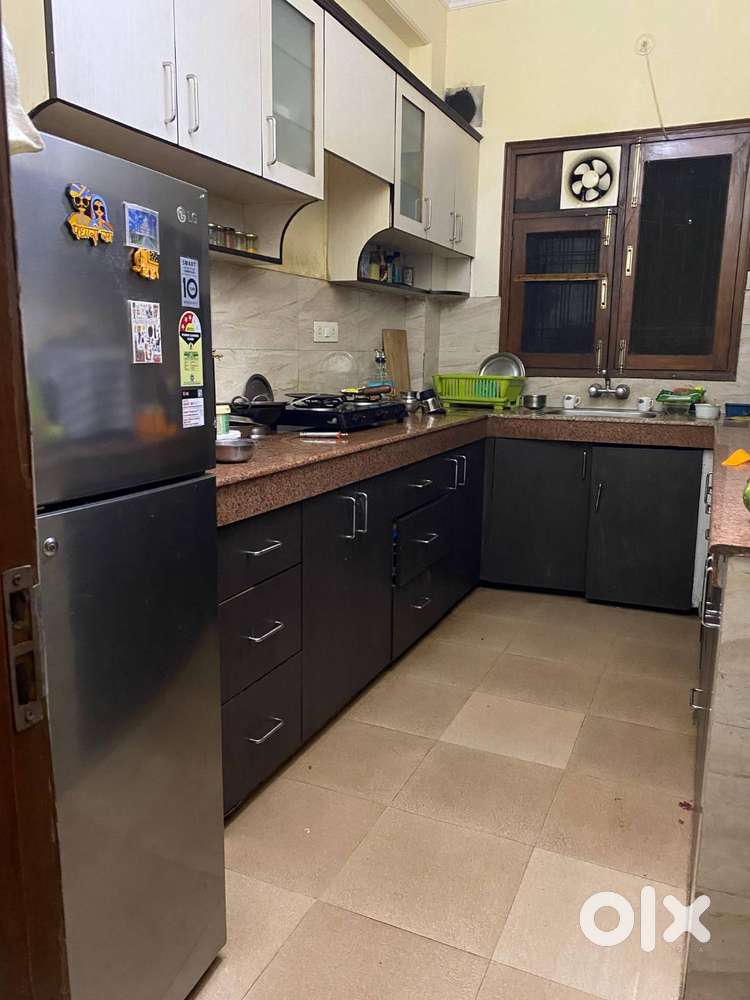 3 Bhk with 2 washrooms available for rent in Sector 27