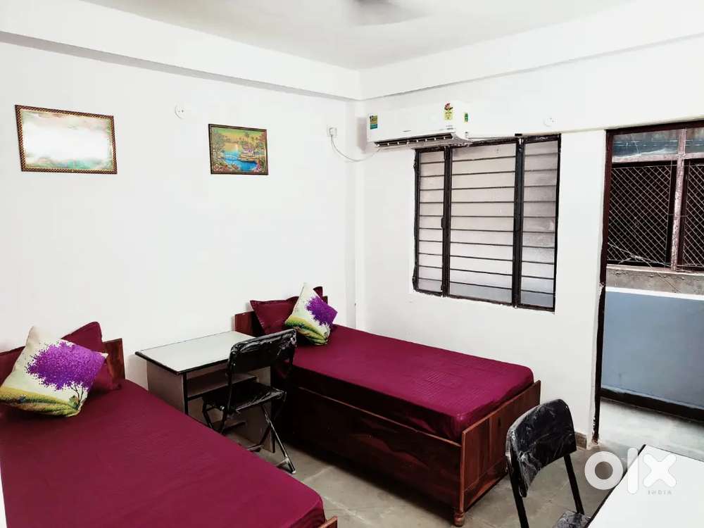 Unisex pg Noida sector 27,18