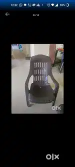 2 plastic recliner chair
