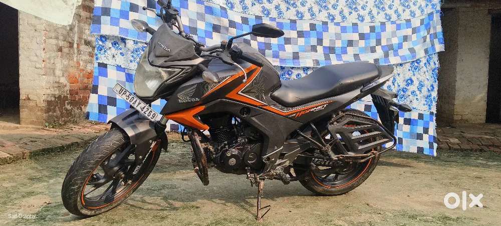 Good condition Cb hornet 160r, sale price only 35,000/-