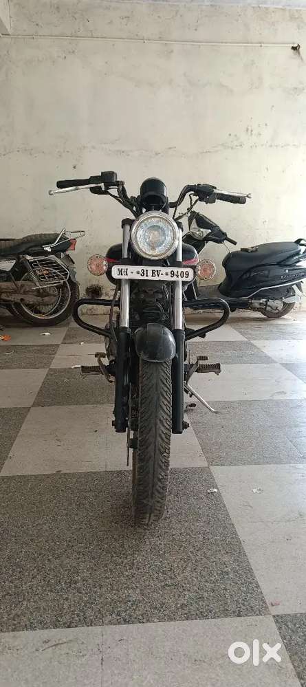 Bajaj avenger 220 street