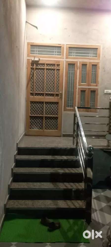 Single room only girls rahna plus khane ki vevasth