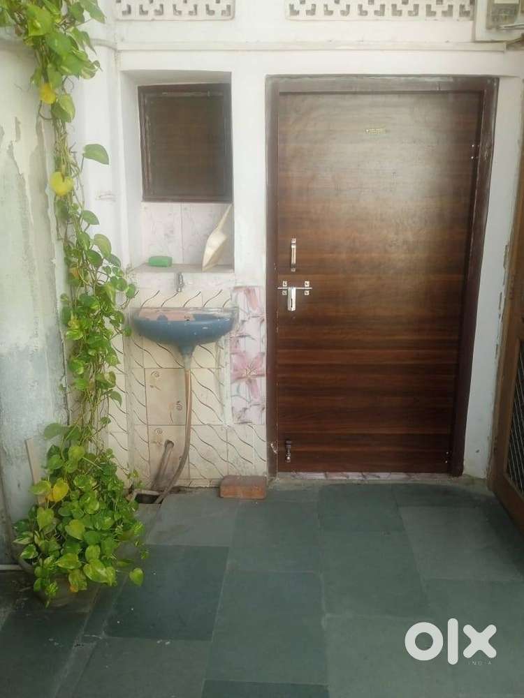 One room available for rent