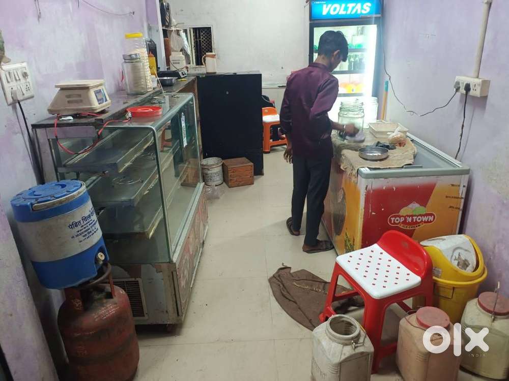Cafe ka saman hai..