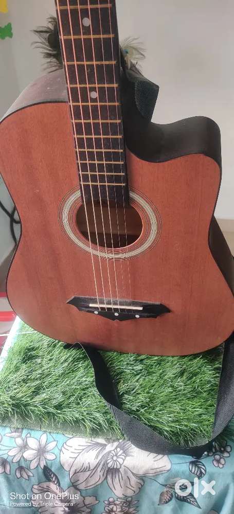 Selling aqustic guitar in good condition. 3000rs only.