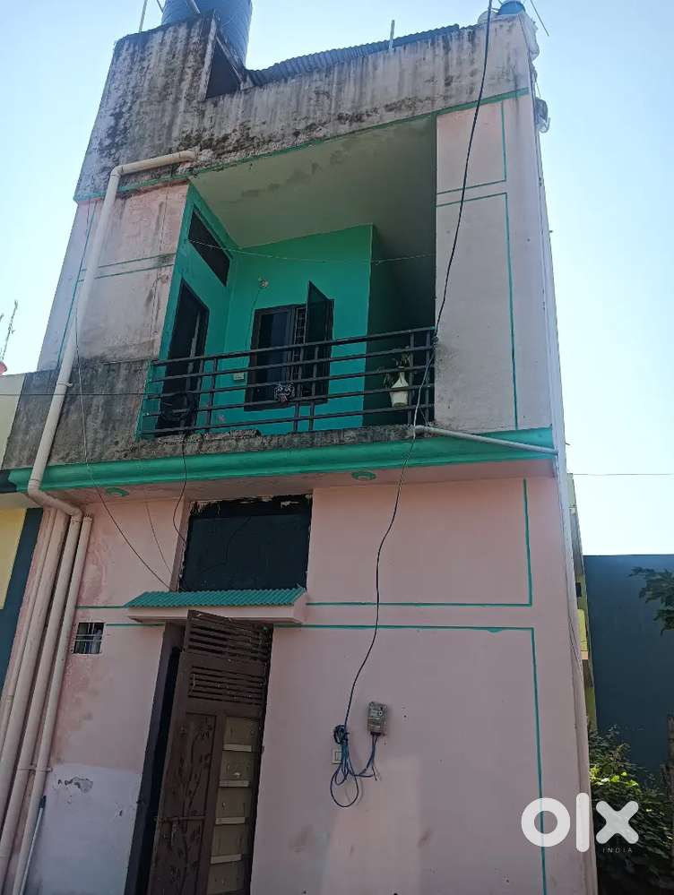 25 गज में बना हुआ है तीन मंजिल है ऊपर नीचे बने हुए