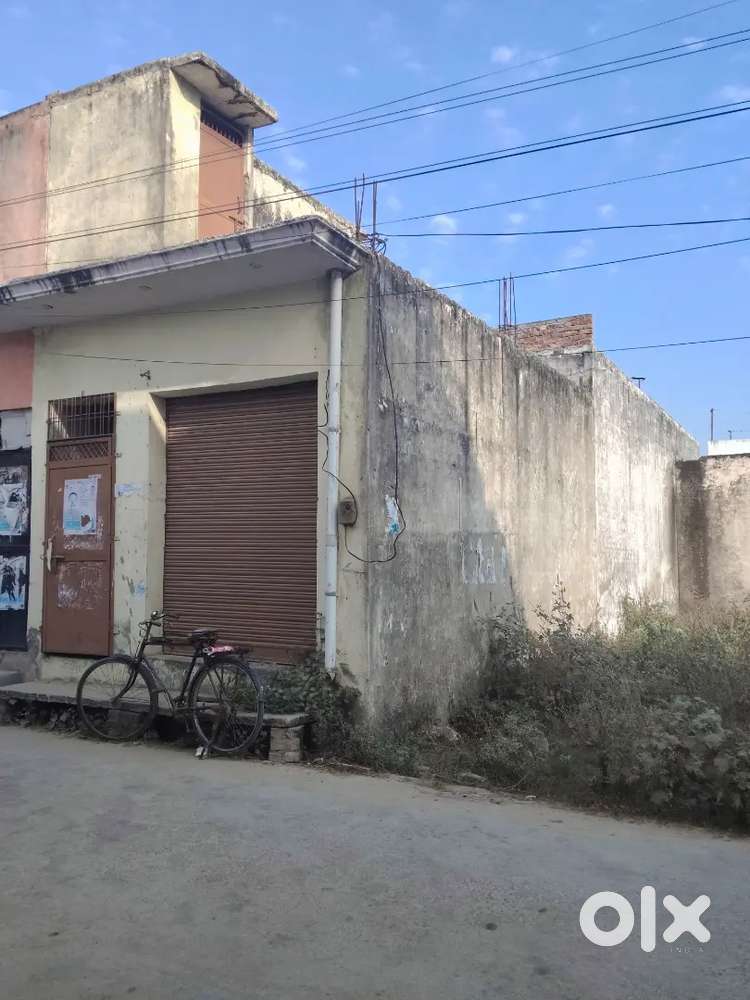 दुकान पशुपति विहार में पशुपतिनाथ मंदिर के सामने स्थिति है