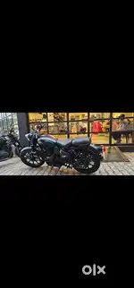 Royal Enfield Classic 350 Stealth Black Colour