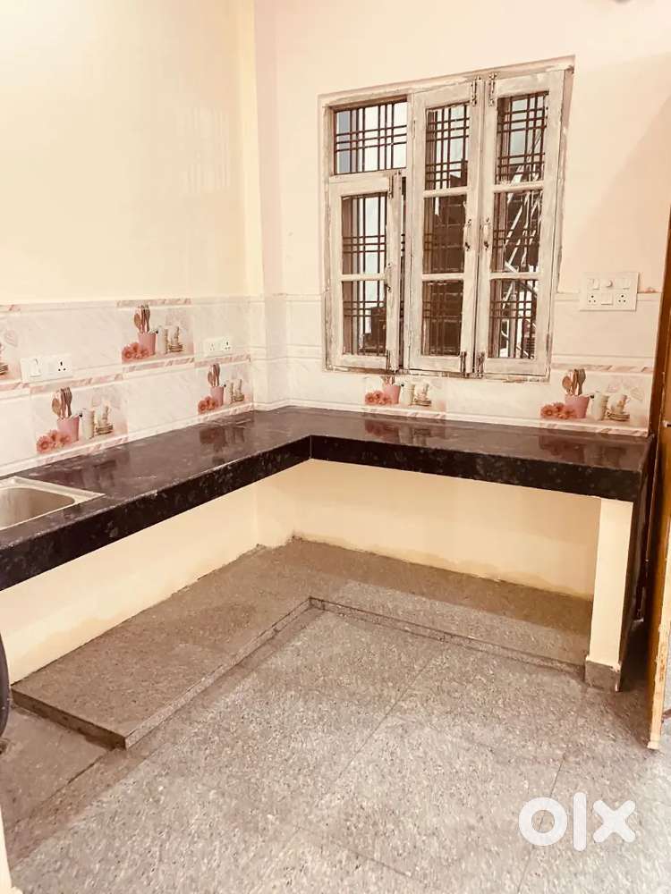 Independent flat near bbd gomtinagar