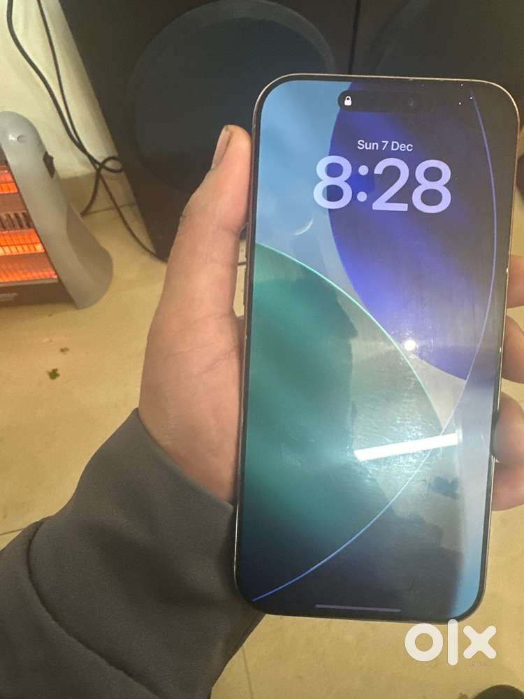 Iphone 16 pro max 1 , year old