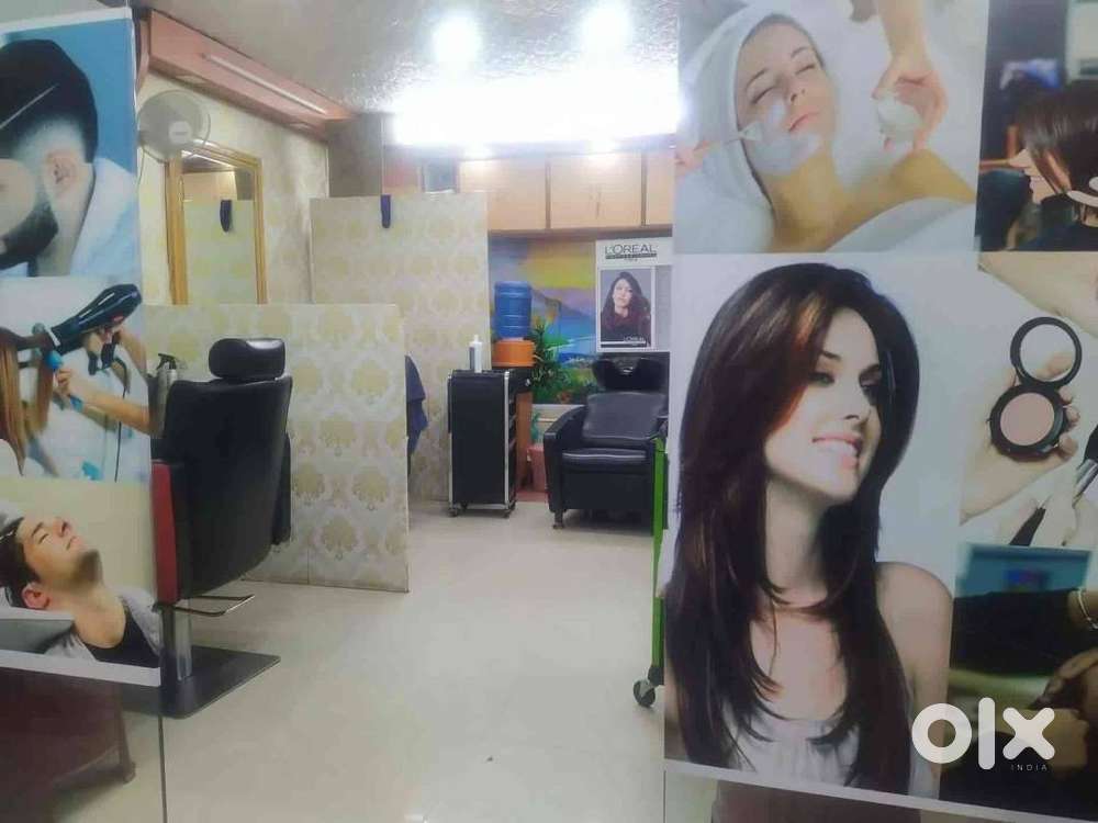 Beauty parlor therapist required , teacher