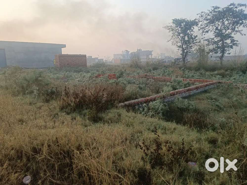 Acchi jagah per plot hai aur thoda sa aage jakar jever airport aata H