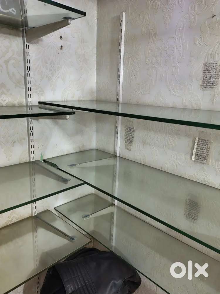 Glasses with aluminium channels for showroom use