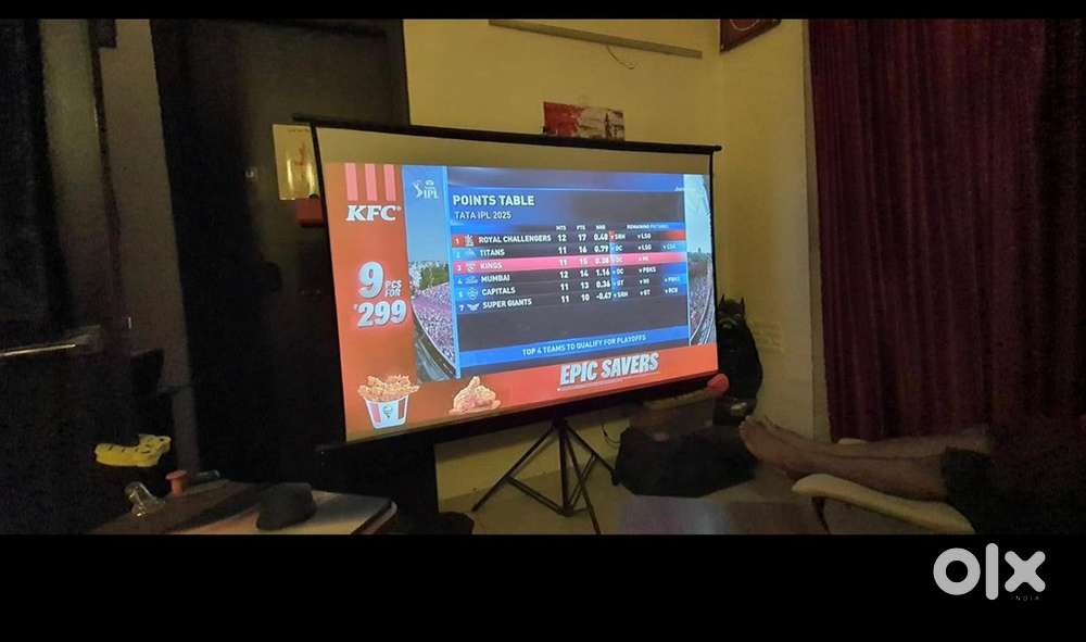 Projector screen with metal stand -Hardly used & in perfect condition