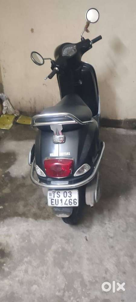 Vespa mat black