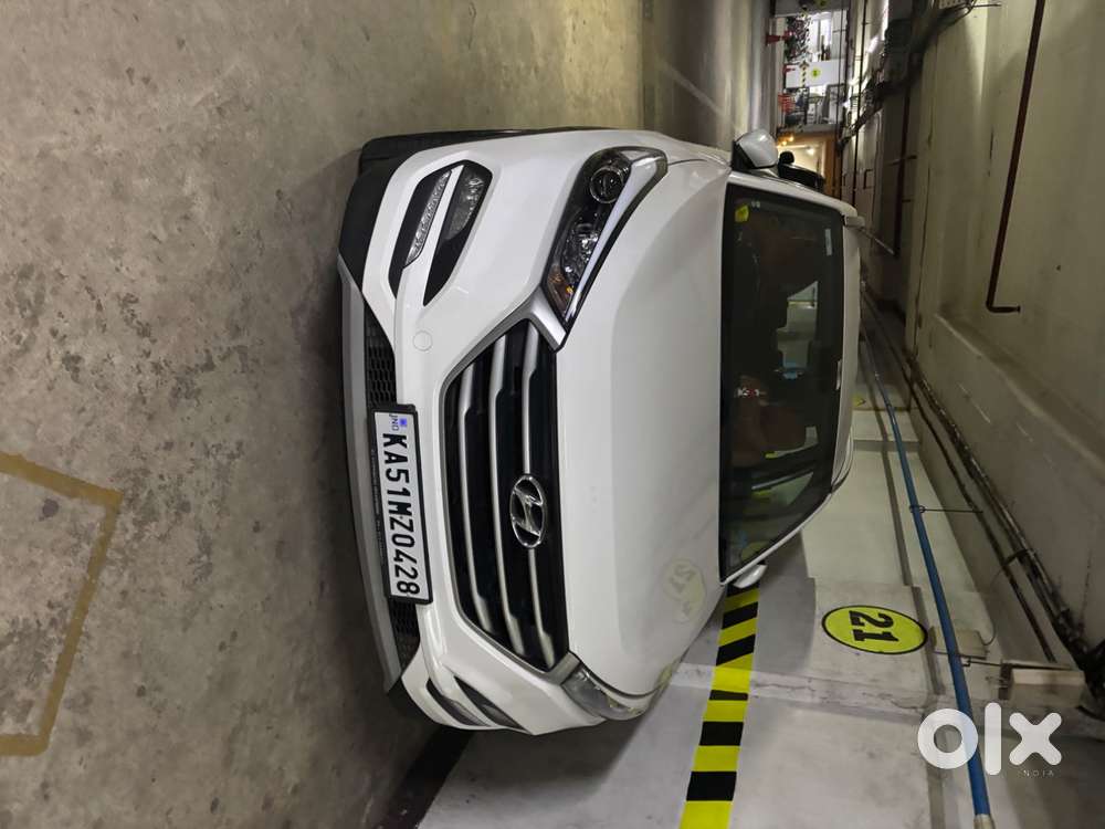 Well maintained 2018 white Tuscon with special alloy ,