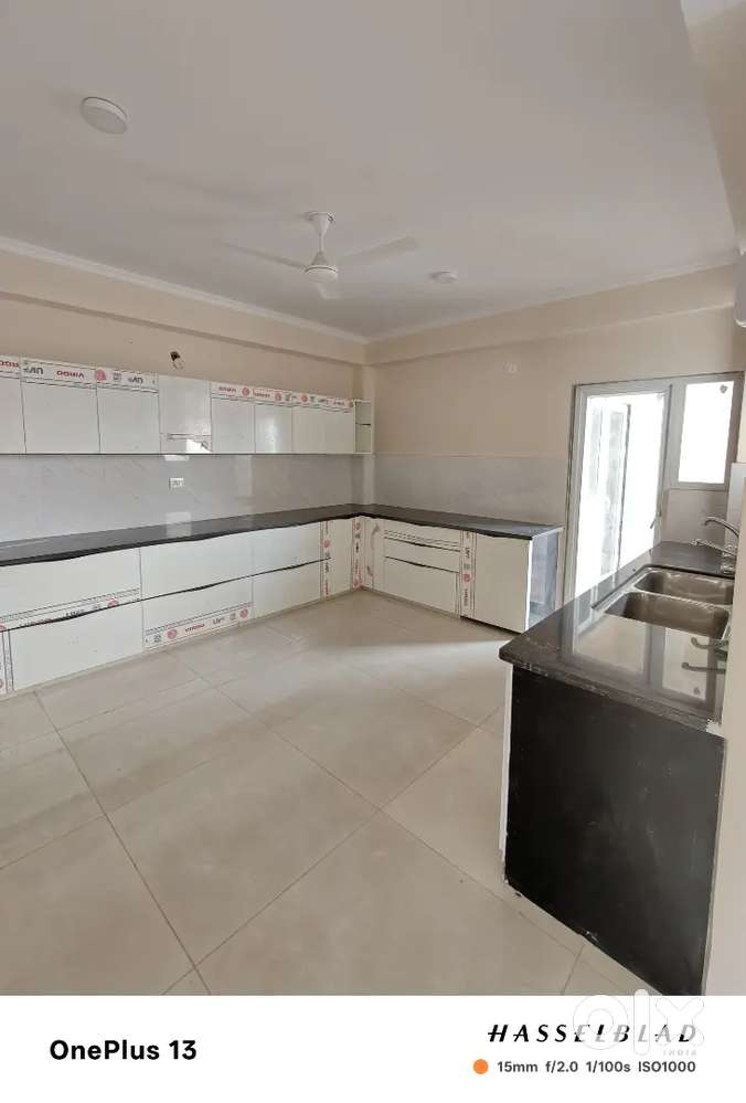 AIS RESIDENCY, 4 BHK FLAT WITH SERVENT ROOM ONLY FOR FAMLIES.