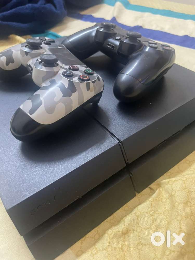 Ps4 1 tb with two controllers