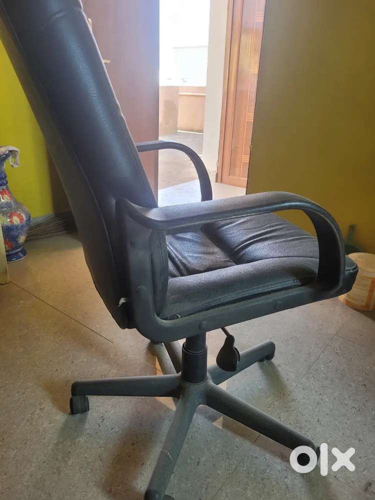 Revolving chair