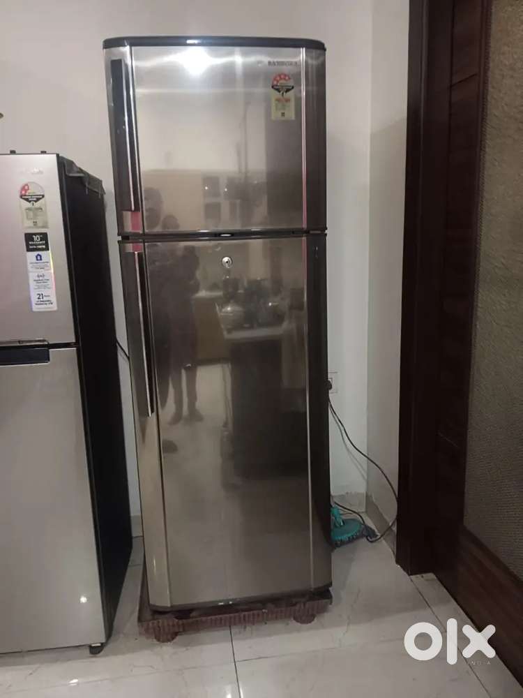 4 star SAMSUNG fridge, 345 litres