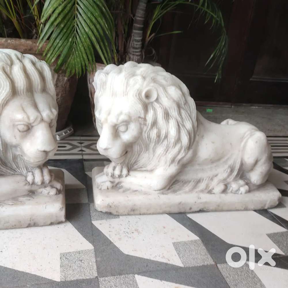 Antique Marble, lion sitting ... 125 plus, yrs old