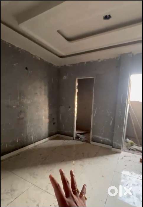 1BHK First Floor Flat Available – Near Market & Transport