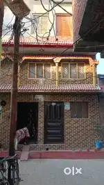 दो मंजिल मकान है 100 गज में कोई कमी नहीं है टाइल्स लगी है