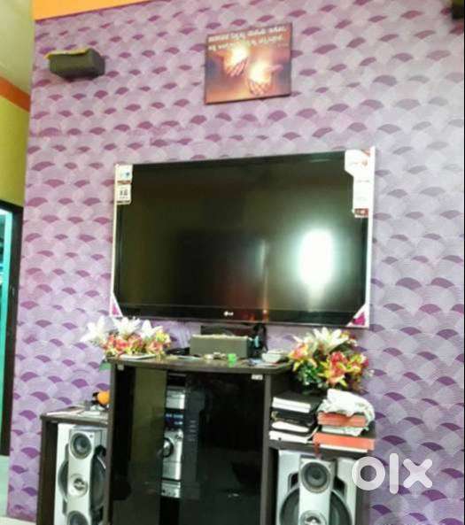 UHD LG 27 LED TV glossy finish, Parallel connectivity with HDMI n USB