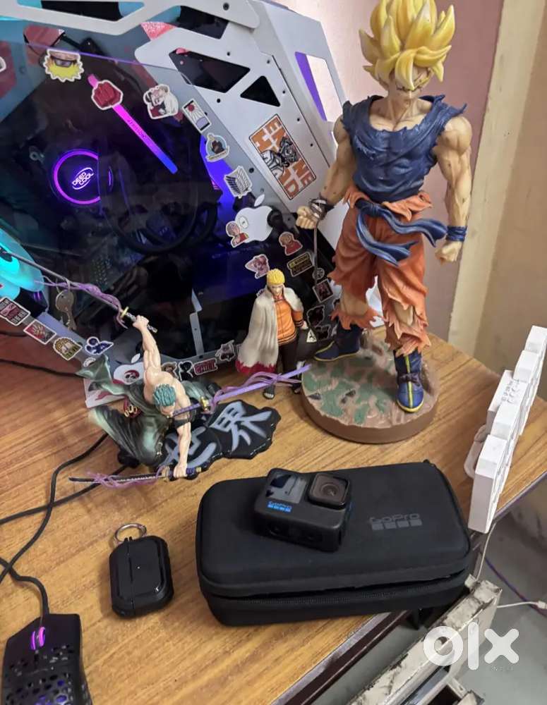 GoPro Hero 11 Black ( full kit + Accessories ) Mint Condition