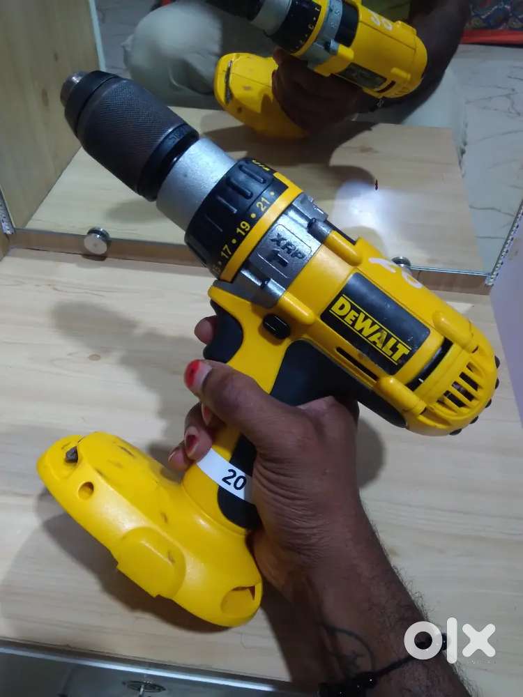 Drilling and hammering machine