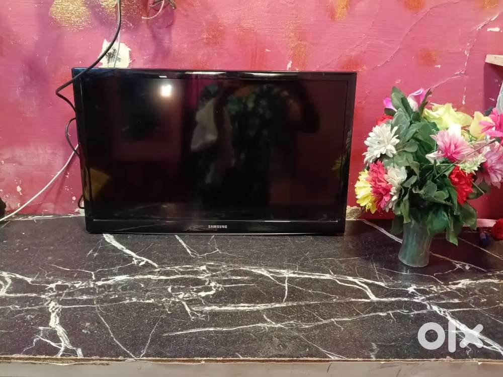 LED tv(32*)in black colour