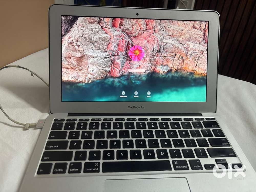 Apple mackbook 11 inch