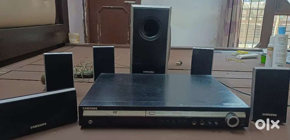 Samsung CD player with woofer and all with 5 speaker