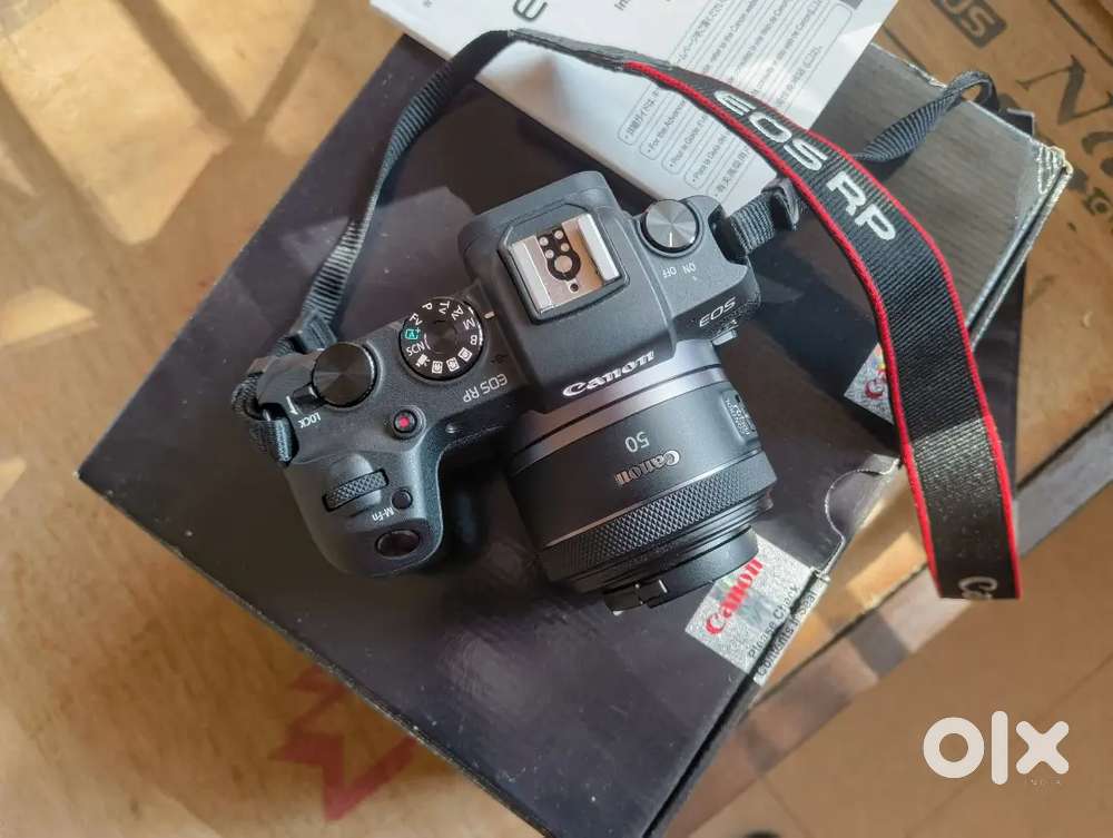 1 year warranty. Full frame dslr, 50mm lens, card, battery and bag