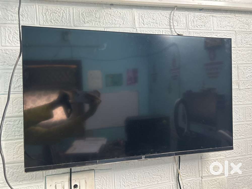 One plus 32 inch smart tv only 1 year old just like new