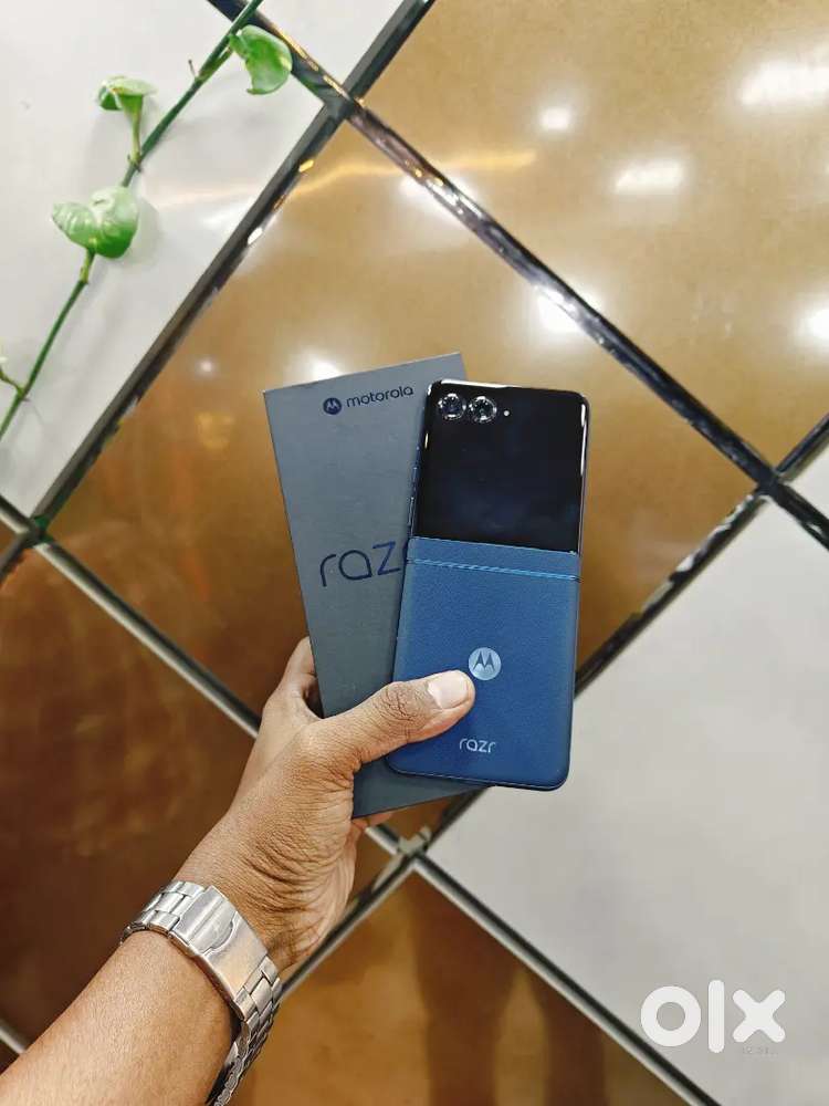 Moto Razr 60 5G (8Gb/128Gb)..6 Month Old..Full Box Kit..