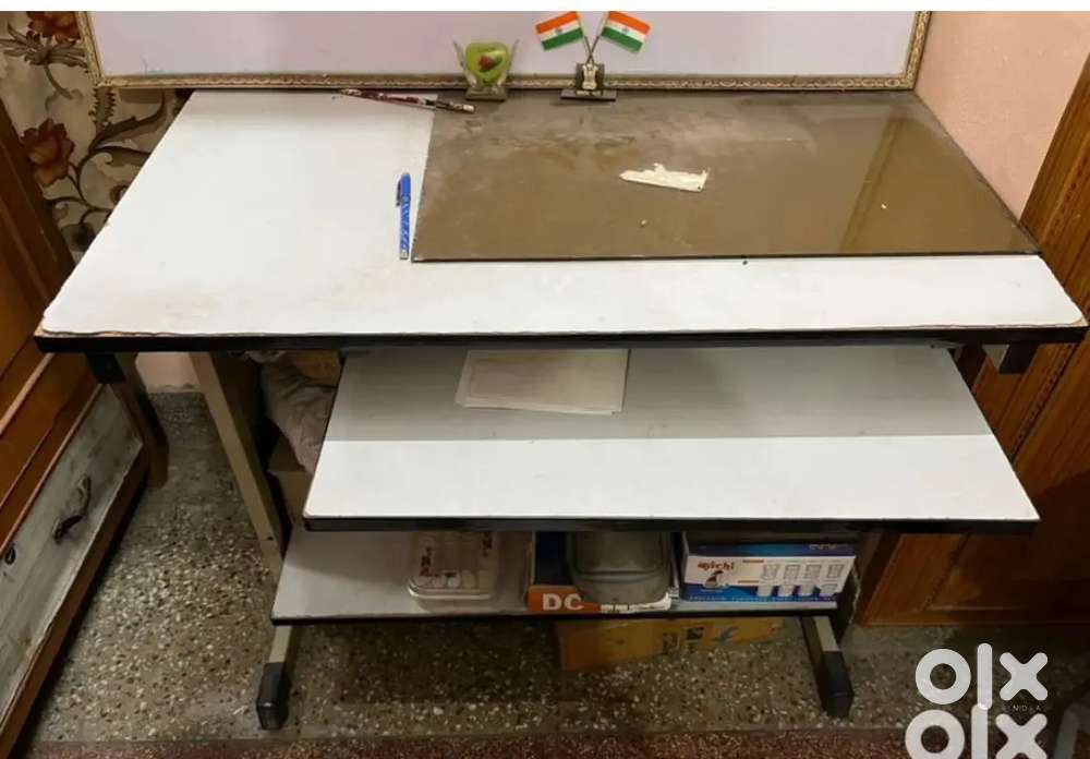 Good quality computer table