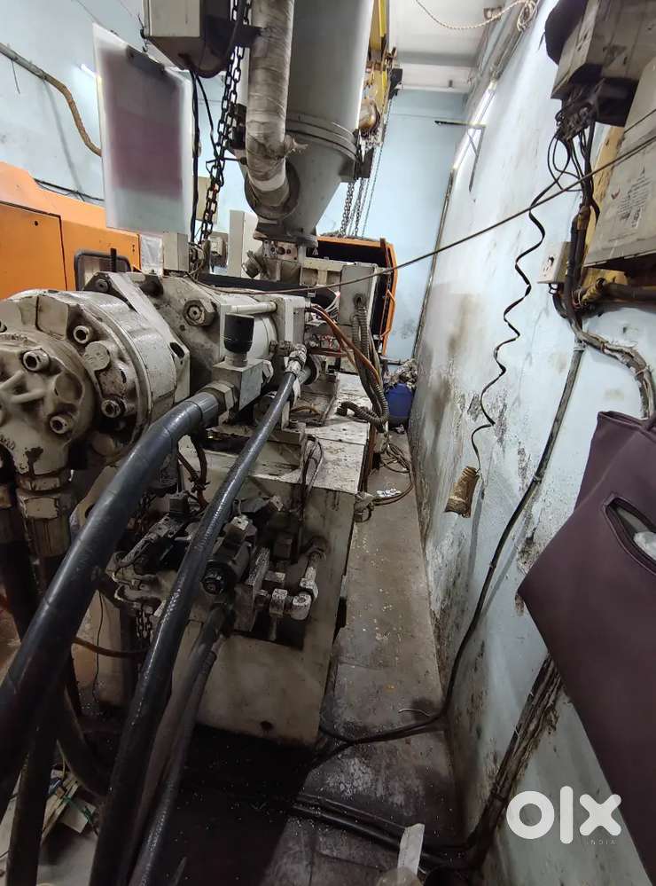 INJECTION MOULDING MACHINE