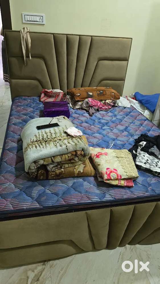BRAND NEW 1 MONTH OLD BED WITH SLEEPWELL BED SHEET