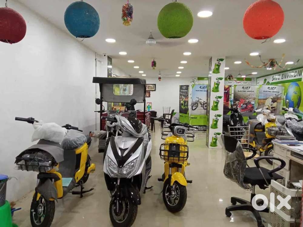 Ground floor shop for rent - Road facing